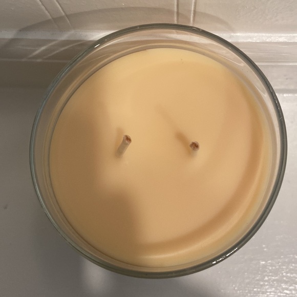 Vanilla cupcake 🧁 candle 🕯️ - Picture 2 of 3